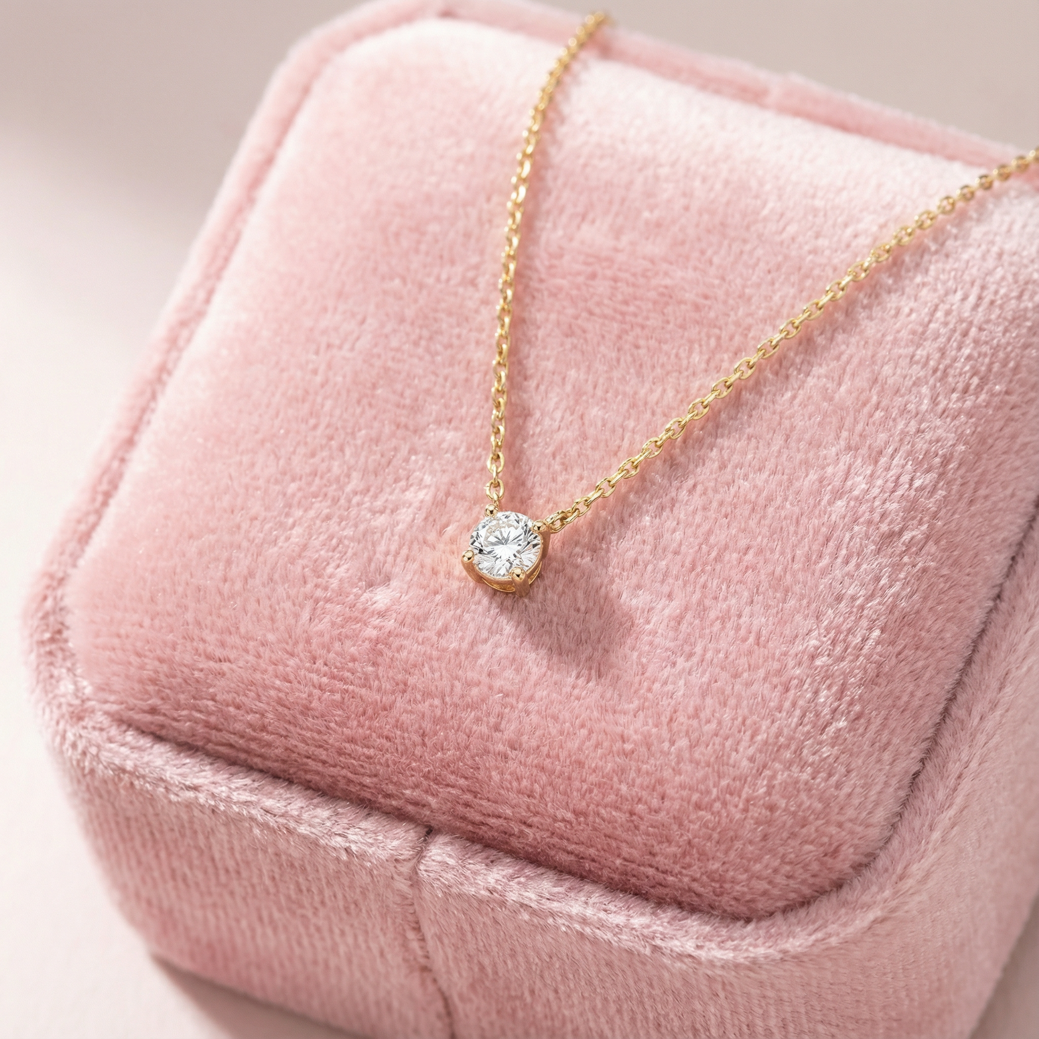 قلادة ذهبية مرصعة بالألماس